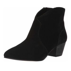 Tahari ankle boots size 61/2 suede Ta- Harrison .
